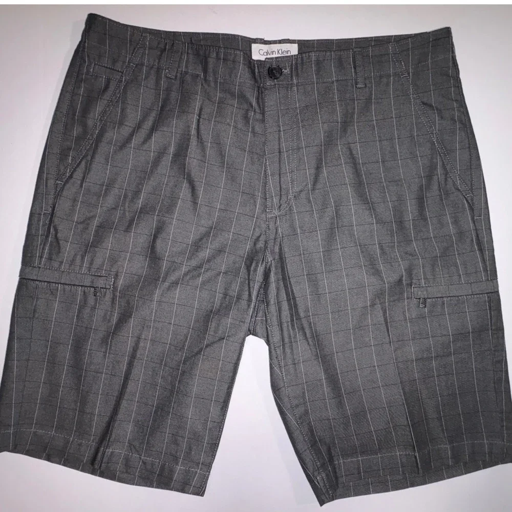 Calvin Klein Men's Gray Plaid Flat Front Cargo Shorts Size 34 ZIPPERS